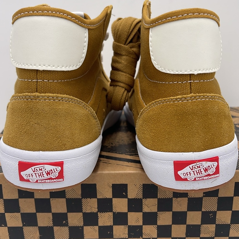 Vans WMNS High-Top Sneakers - Mustard White The Lizzie
Gold/White
VN0A4BX1GLW - Picture 13 of 16